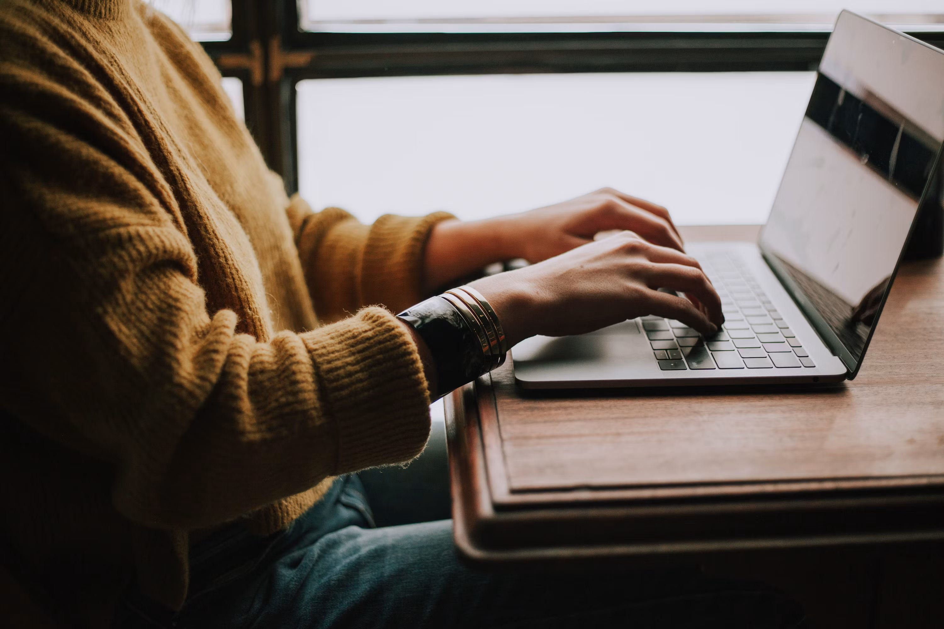 Persona buscando apartamento desde su computadora